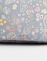 Mochila negra de cuerina con doble asa corta de mano con textura, correas regulables, cierre superior, bolsillo frontal con cierre, bolsillos laterales y tag en relieve.
