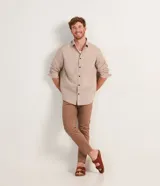 Pantalón de vestir color gris claro, de corte slim fit y largo cropped.
