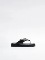 Sandalias negras de cuero con plataforma.