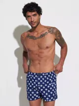 Bóxer de algodón blanco con estampado de flores pequeñas color celeste, con cintura elástica y logo de la marca en el centro.