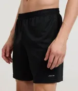 Bermuda masculina negra de microfibra con textura de perforaciones, cintura elástica ajustable con cordón y bolsillos.