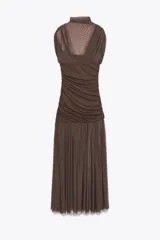 Vestido midi marrón con cuello alto y sisas. Presenta detalle de tejido combinado y drapeado. Tiene tirantes finos ajustables y cierre lateral con cremallera oculta.
