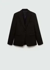 Blazer negro entallado con cuello de pico y solapa, hombros estructurados, abertura posterior, forro interior y dos bolsillos de ribete en la parte delantera.