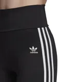 Calza corta de lycra negra con cintura alta y tres rayas blancas verticales en los laterales. Logo de Adidas bordado en blanco en la pierna izquierda.