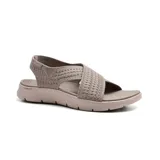 Sandalias Skechers Go Walk Flex color beige, con capellada tejida con tiras cruzadas y tira trasera ajustable.