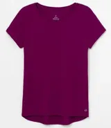 Remera deportiva color fucsia de manga corta, cuello redondo y corte clásico.