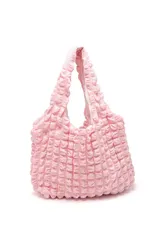 Bolso de mano color rosa con textura arrugada.