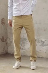 Pantalón chino color ocre, de corte recto y tiro medio.