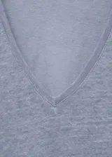 Camiseta celeste de lino con cuello en V y mangas cortas.
