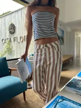 Pantalón jean de tiro bajo con estampado a rayas verticales color marrón y blanco.