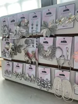 Set de aros y caravanas plateadas y doradas con diseños florales, abstractos y geométricos.