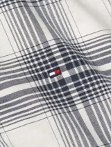 Camisa de algodón oxford a cuadros, con cuello abotonado, corte regular y logo de Tommy Hilfiger bordado en el pecho.