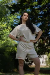 Short color beige de tela waffle, con cintura elastizada y logo bordado en color naranja.