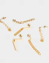 Set de tres pares de aros dorados con cierre de tope a presión. Incluye un par de aros con forma de barra, un par con cadena de eslabones pequeños y un par con cadena de eslabones grandes.