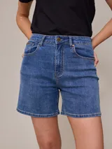 Short de jean elastizado azul claro, tiro alto, con bolsillos delanteros y traseros.