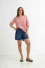 Sweater color beige de tejido de punto, con escote en V y mangas 3/4.