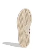 Championes Adidas Grand Court 2.0 color crema con detalles de mariposas en las tres tiras laterales y detalles en lila en el talón y la lengüeta.