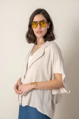Chaqueta italiana de lino color blanco, de corte suelto y amplio, con cierre de un botón. Talle único oversize hasta XL.
