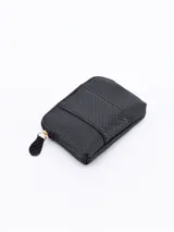 Monedero negro con textura símil piel de reptil y cierre superior con cremallera dorada.