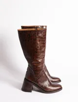 Botas de caña alta color marrón con estampado de cocodrilo, taco cuadrado y cierre lateral.