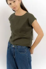 Remera color verde militar de lino, corte holgado, con mangas cortas y tajo en la espalda.