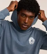 Hoodie azul con efecto lavado, confeccionado en algodón con felpa. Tiene capucha con cordón ajustable, bolsillo canguro y puños y ruedo acanalados. Estampa circular con lettering en el pecho y lettering en la espalda.