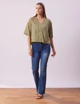 Blusa color marrón claro de lyocell, marca Cyrus, con escote en V y mangas cortas.