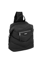 Mochila negra acolchada con diseño de líneas diagonales, bolsillo frontal con cierre y correa ancha con logo de la marca.