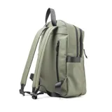 Mochila color verde militar confeccionada en símil cuero suave al tacto con acabado aterciopelado. Cuenta con acceso principal mediante cierre con deslizadores, interior amplio con dos compartimientos (uno acolchonado para notebook), bolsillo interno con cierre, dos bolsillos externos con cierre y dos bolsillos laterales sin cierre.