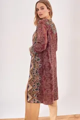 Saco largo con estampado floral en tonos borgoña, beige y negro.