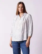 Blusa de algodón estampado, marca Hester & Orchard. Cuello con solapa, escote en V y manga 3/4.