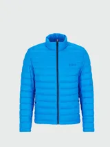 Campera puffer celeste con cierre frontal, cuello alto y logo de la marca en el pecho.