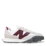 Championes unisex de New Balance, diseño moderno con parte superior en combinación de colores blanco, gris y bordó.