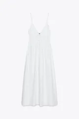 Vestido midi blanco de popelín con escote pico pronunciado, tirantes finos ajustables con cordones y detalle de frunces en la cintura.