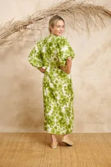 Vestido largo de mangas abullonadas con estampado floral en tonos azul y blanco.