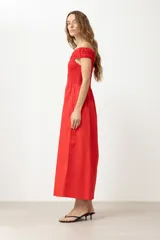 Vestido midi rojo con escote bardot, corte recto y bolsillos laterales.