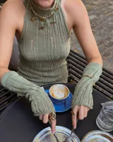 Collar corto con cordón de algodón color menta y flores de bronce.