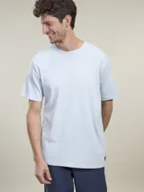 Camiseta de manga corta color azul marino, con cuello redondo y calce holgado.