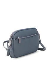 Bandolera pequeña color negro, de material símil cuero, con correa fina y herrajes plateados.