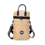 Matera estilo mochila color negro, confeccionada en nylon combinado con símil cuero. Cuenta con tapa con cierre metálico, bolsillo interno, asas y correa extensible.