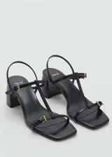 Sandalias negras de tacón bloque con cierre de hebilla y diseño de tiras.