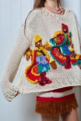 Sweater tejido a mano en algodón color crudo, con cuello redondo y bordados multicolores con motivos de candombe.