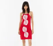 Vestido corto rojo de algodón con tirantes finos y estampado de caracolas blancas.