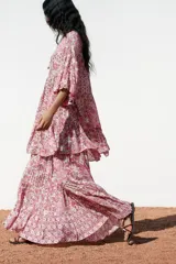 Falda larga de tiro alto con cintura elástica y tejido plisado con estampado floral en tonos rosa y lila.