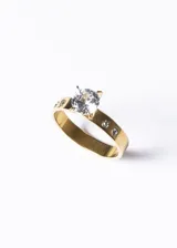 Set de dos alianzas bombé de acero quirúrgico dorado y un cintillo moderno con una piedra de 7mm.