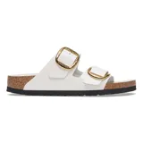 Sandalias Birkenstock Arizona Big Buckle color blanco con dos correas ajustables y hebillas grandes doradas.