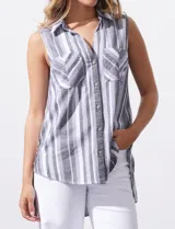 Blusa sin mangas con estampado a rayas verticales en tonos grises y blancos. Tiene cuello camisero, cierre frontal con botones y dos bolsillos con solapa en el pecho.