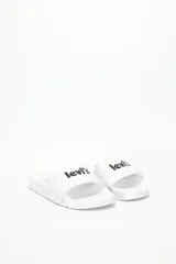 Sandalias tipo chinela blancas con tira ancha que cruza sobre el empeine, con el logo de Levi's estampado en negro en la parte superior de la tira.