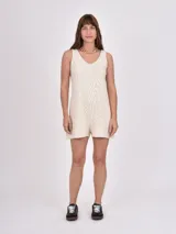 Mono corto negro de punto con breteles finos y escote en V.