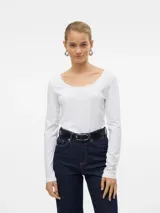 Remera blanca de algodón con cuello redondo y mangas largas.